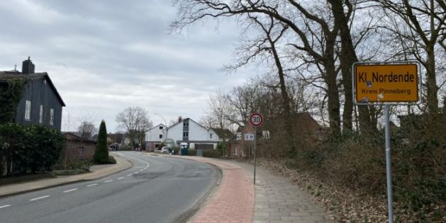 Gehweg und Radweg am Klein Nordender Ortseingang aus Richtung Elmshorn.